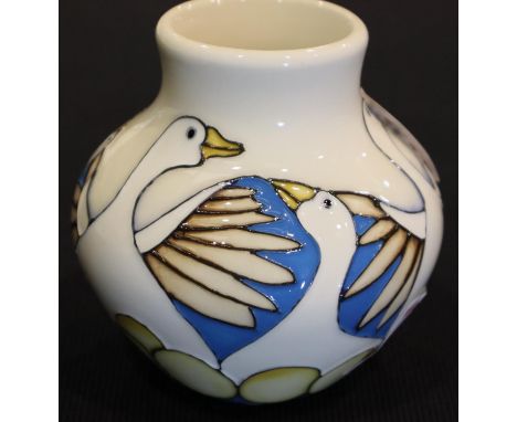 Moorcroft vase in the Six Geese Laying pattern, H: 8 cm. P&P Group 1 (£14+VAT for the first lot and £1+VAT for subsequent lot