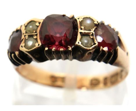 9ct gold garnet and seed pearl ring, size O, 2.4g. P&P Group 1 (£14+VAT for the first lot and £1+VAT for subsequent lots)Cond