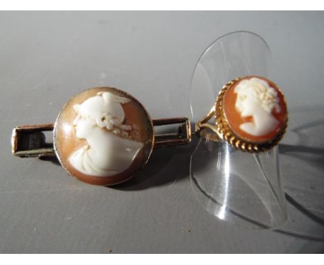 9 ct - a 9 carat gold bar brooch set with cameo, approximate length of brooch 4 cm, diameter of cameo 2.1 cm and a hallmarked