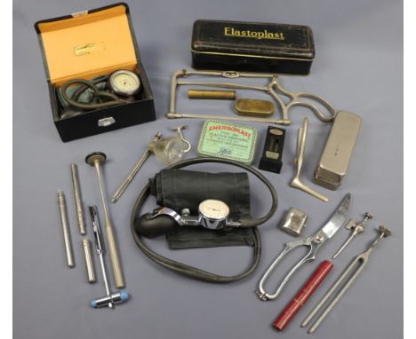 A quantity of vintage medical instruments