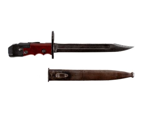 A 1940s British No7 MK1/L bayonet. Marked to blade, blade L 20cm, in a metal scabbard. 