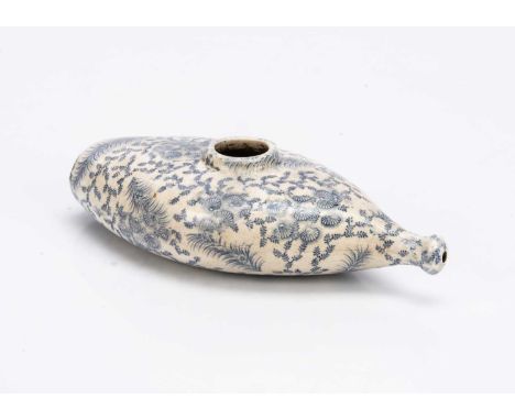 decorated with foliage and shells —6 3/4in. (17cm.) long (light crazing and staining)
