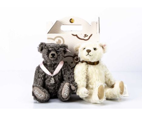 a Royal Diamond Wedding teddy bear 530 for the year 2007, made exclusively for Danbury Mint, with 60th anniversary medallion 