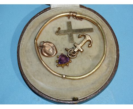 A 9ct gold hinged bangle, (a/f), two 9ct gold charms, a 9ct gold cross pendant and a heart-shaped amethyst pendant, gross wei