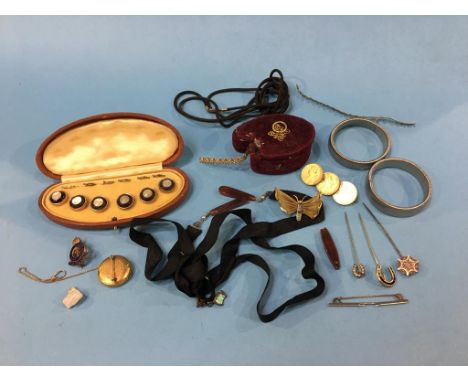 Box of assorted including shirt studs, filigree brooch etc.