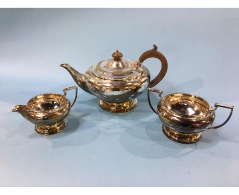 A silver three piece tea set, R. F. Mosley and Co. Sheffield, 1932, 32ozt