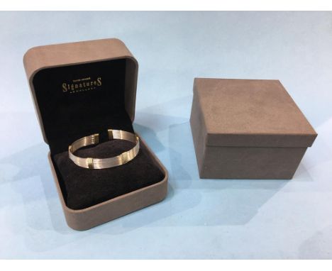 A David Morris ‘Afrika’ 18ct gold bangle, stamped 750, weight 14.9 gram (boxed)