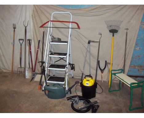 A SELECTION OF GARDEN TOOLS TO INCLUDE STEP LADDERS