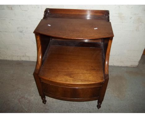 A MAHOGANY GEORGIAN COMMODE CHAIR