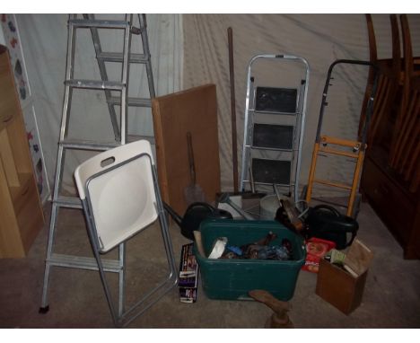 A SELECTION OF GARDEN TOOLS TO INCLUDE A BLACK &amp; DECKER ALUMINIUM THREE WAY LADDER