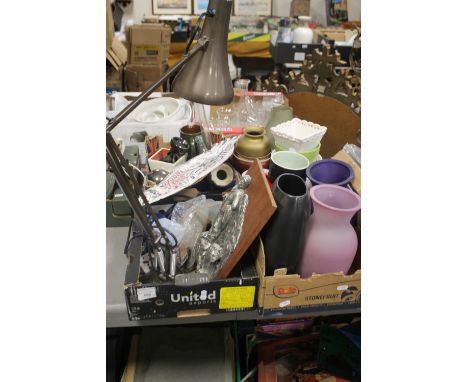 FOUR SMALL TRAYS OF SUNDRIES AND CERAMICS, TO INCLUDE AN ANGLE POISE LAMP 