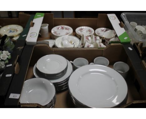 TWO TRAYS OF CERAMICS TO INCLUDE ROYAL WORCESTER CLASSIC PLATINUM (TRAYS NOT INCLUDED)