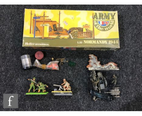 A collection of assorted toy soldiers, to include a Britains Deetail 75mm Gun, a Britains Deetail Vickers Machine Gun and a U