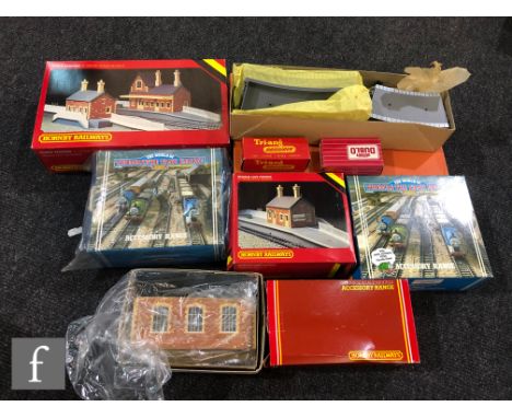 A collection of assorted OO gauge Hornby buildings and accessories, including some Thomas the Tank Engine issues, most boxed.