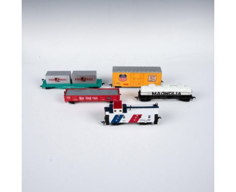 5 Bachmann toy train cars that includes the Union Pacific Railroad car, Spirit of 76 car, Magnolia fuel car, Burlington Route