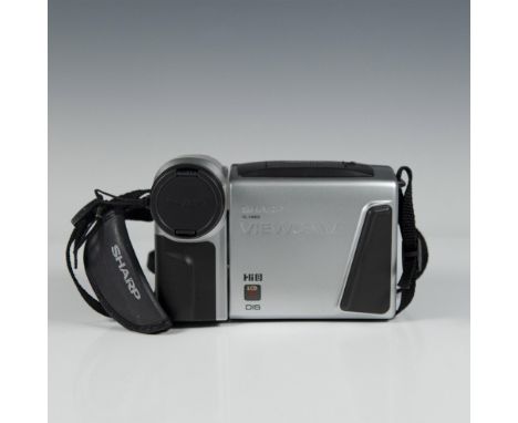 This camcorder features a Zoom Lens 1.6, f/4-88mm, Hi-Fi stereo, and 200x digital zoom. It uses Hi8 tapes which is a high-per