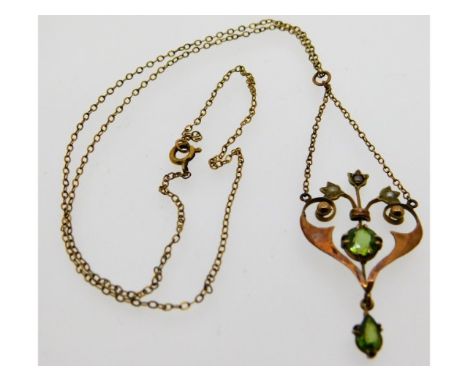 A 9ct gold Edwardian necklace &amp; pendant, set with peridot &amp; pearl, chain 16in long, pendant 62mm drop, 2.7g