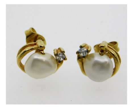 A pair of 9ct gold earrings set with diamond &amp; baroque pearl, 2.3g 