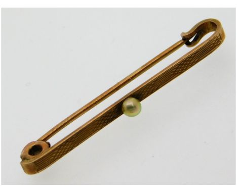 A 9ct gold bar brooch set with pearl, 37mm wide, 1.43g