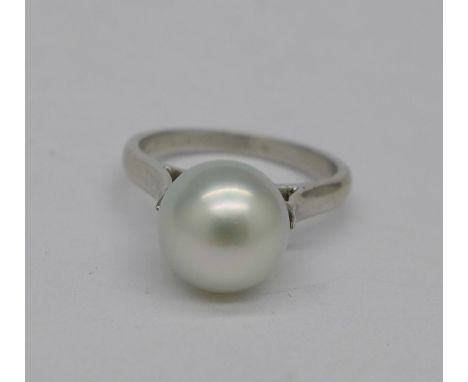 A white metal set pearl ring, weight 5g, size K