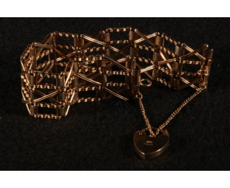 9ct gold gate bracelet with crossed links  CONDITION REPORT: 19.3 grams