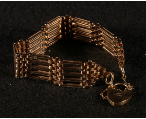 9ct gold gate bracelet with fluted links CONDITION REPORT: 27.7 grams