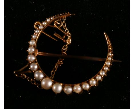 Pearl crescent brooch in gold '15ct' CONDITION REPORT: All pearls present and in good order
Slight bend in pin
Circa late 19t