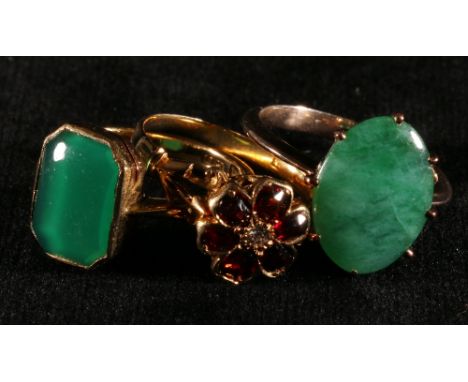 Jade ring, another chrysoprase and a garnet ring in gold (3)