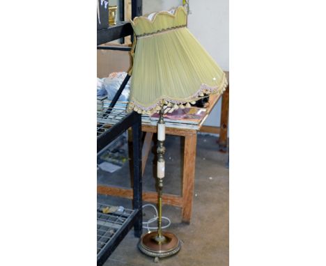 A VINTAGE ONYX GILT FINISHED FLOOR LAMP WITH SHADE     