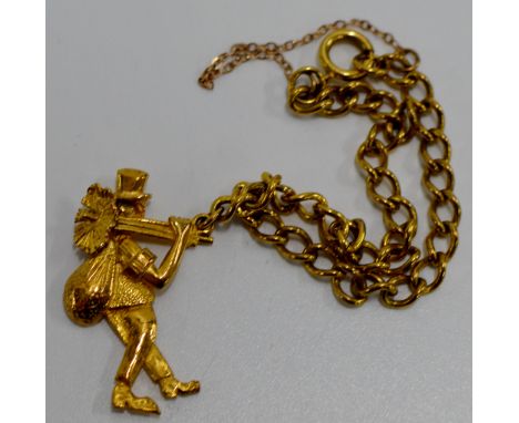 A NOVELTY 9 CARAT GOLD BROOCH PIN MODELLED AS A CHIMNEY SWEEP ON A 9 CARAT GOLD CHAIN - APPROXIMATE WEIGHT = 12.3 GRAMS     