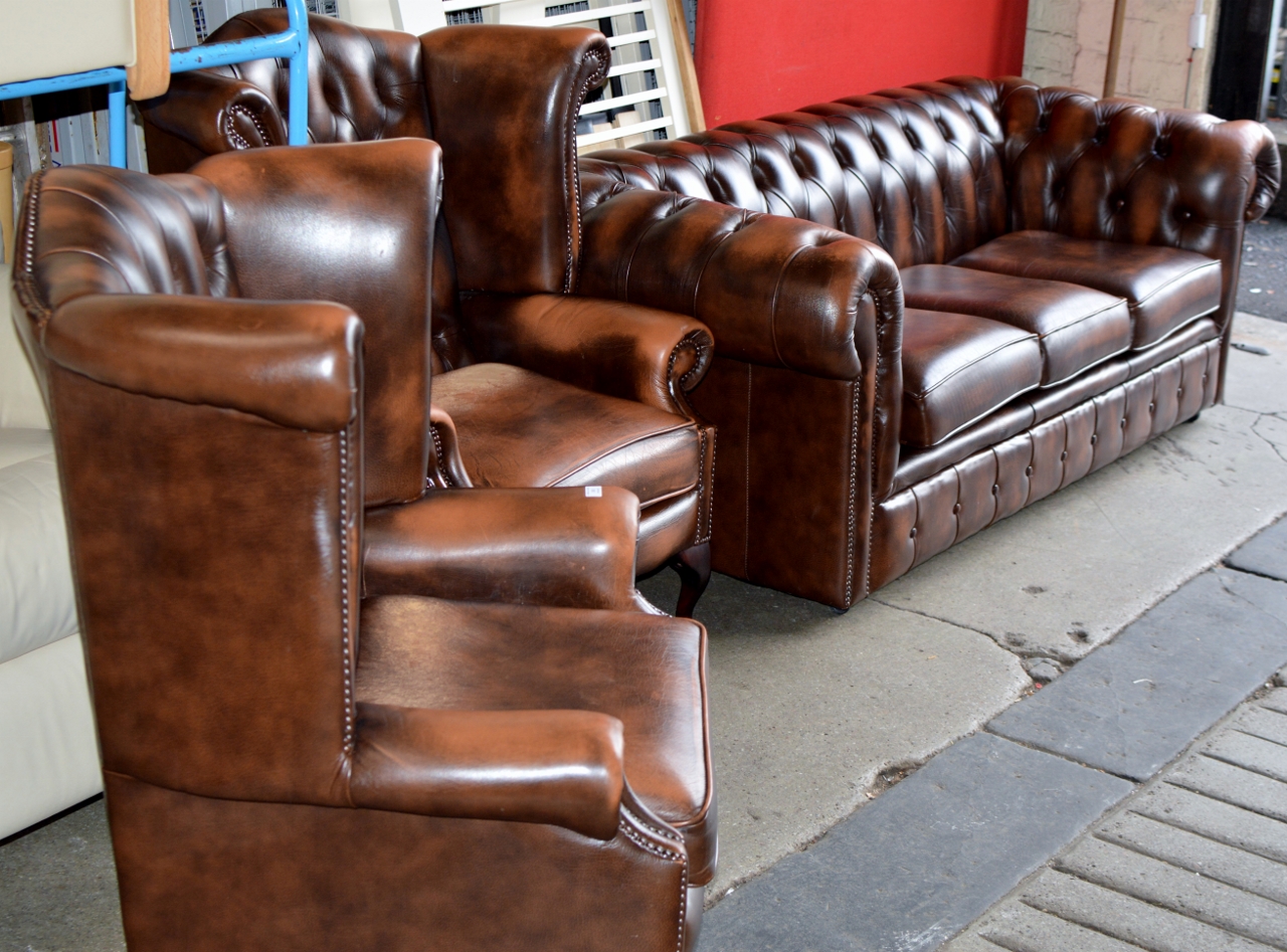 A 3 PIECE CHESTERFIELD BROWN LEATHER LOUNGE SUITE COMPRISING A 3 SEATER