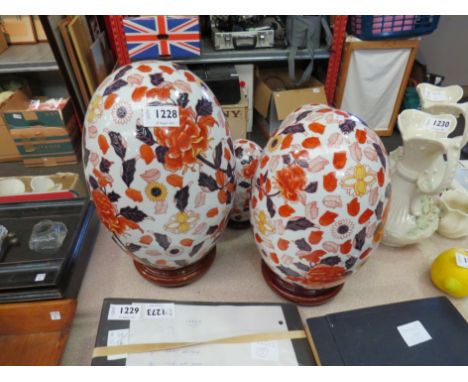 Four Imari style graduated ceramic eggs, on wooden stands (4)