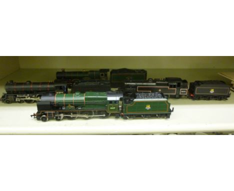 Four moulded plastic 00 gauge electric model locomotives and tenders: to include a Bachmann 4-6-0        OS5
