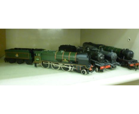 Four moulded plastic 00 gauge electric model locomotives and tenders: to include a Bachmann 2-6-2 example        OS2