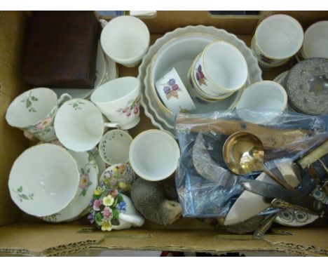 A mixed lot: to include Royal Worcester porcelain Evesham pattern ramekins        S
