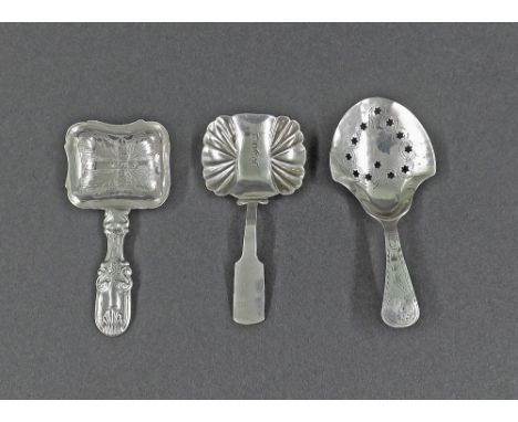 Late George III silver caddy spoon with cast Kings pattern handle and engraved bowl, maker John Bettridge, Birmingham 1818, 3