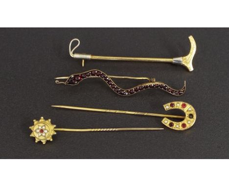 Garnet set gold snake brooch, 54mm long; 9ct riding crop brooch and two gem set stick pins (4)