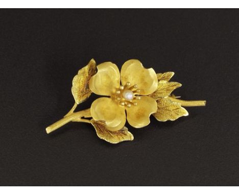 18k cultured pearl set flower brooch, 10.9gm, 54mm 