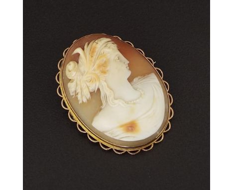 Oval gold mounted cameo brooch depicting a classical portrait of a lady, with safety chain, 44mm x 33mm