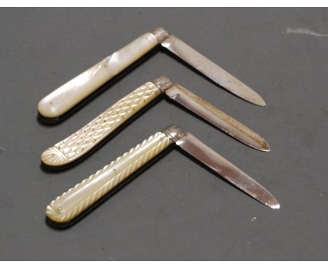 A late Victorian pocket knife having a folding silver blade and mother of pearl handles, together with two other similar exam