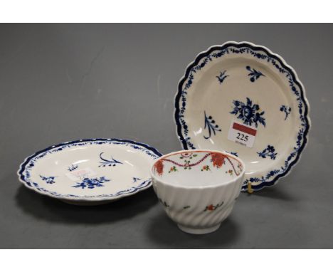 An early 19th century New Hall porcelain tea bowl, of wrythen form; together with a pair of late 18th century Worcester blue 