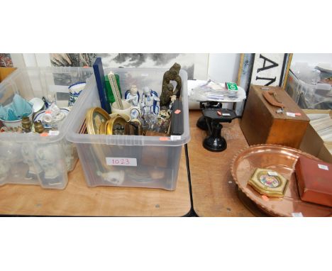 A collection of miscellaneous items, to include a boxed Airflow Developments meter, a set of cast iron scales, copper tray, l