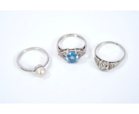Art Deco style 18ct white gold blue topaz and diamond ring, with an oval mixed cut blue topaz flanked by diamond set split sh