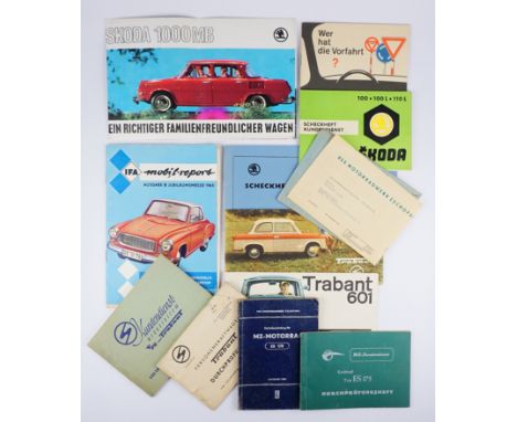 Konvolut Kfz-Betriebsanleitungen, 1950er-1970er Jahre, DDR 2 Scheckhefte/Kundendienst SKODA und Werbeprospekt, 1970er Jahre; 