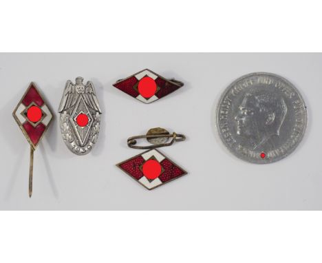 Konvolut Hitlerjugend (HJ)  2 Mitgliedsabzeichen (1* Nadel lose), bez. RZM 31 und RZM M 1/23; Siegernadel 1939, Hillenbrand &