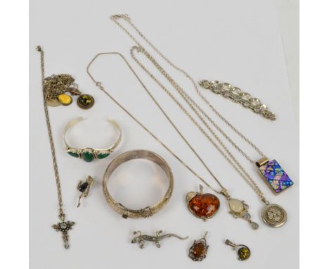 A small quantity of costume jewellery including a silver hinged bangle, a malachite decorated silver bangle, lizard brooch, v