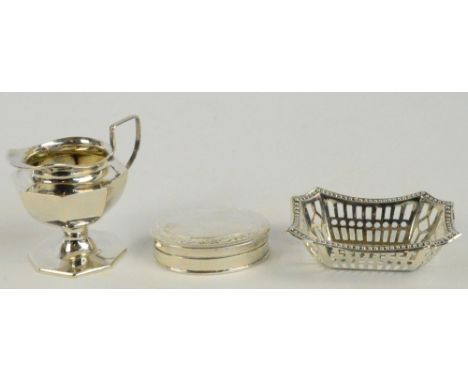 An Edwardian VII hallmarked silver miniature cream jug of octagonal form with angled handle, raised on spreading foot, Saunde