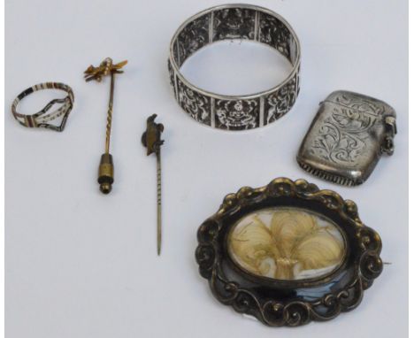 A small collection of jewellery comprising a yellow metal mourning brooch set with an oval aperture containing a hair fleur d