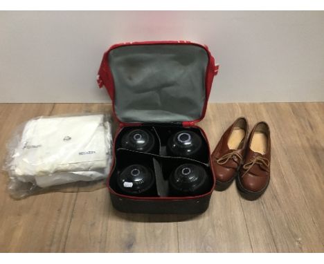 VINTAGE BOWLING GREEN SET IN BAG