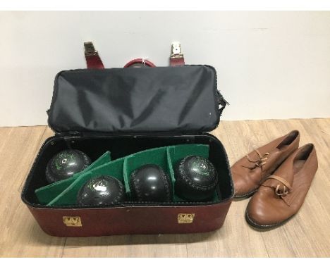 VINTAGE BOWLING GREEN SET IN BAG